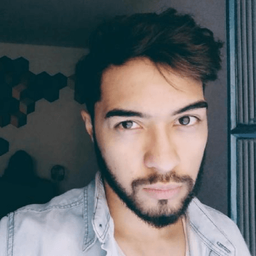 Foto do desenvolvedor, rapaz de barca e cabelo de lado